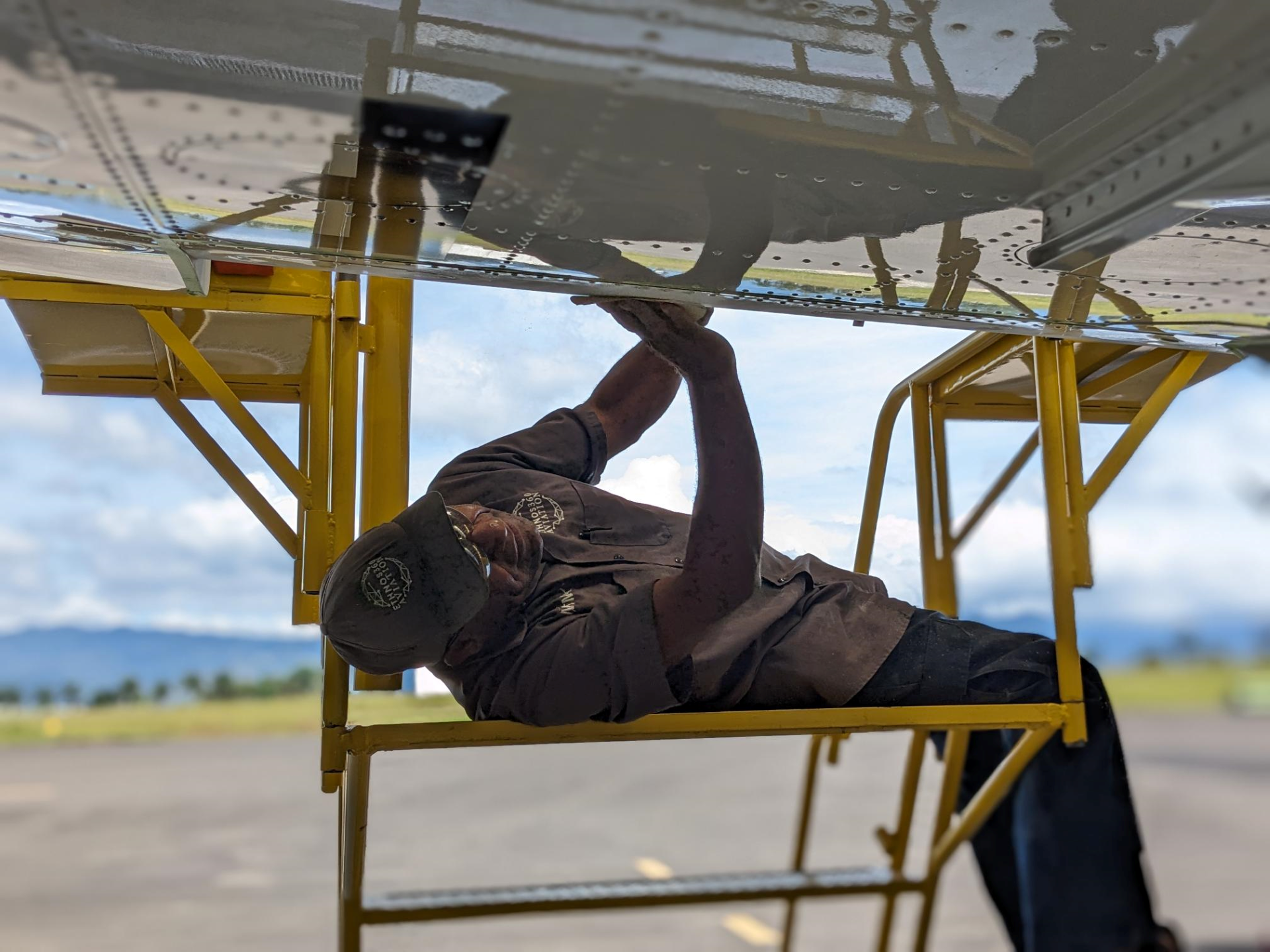 Gifsen still nimble enough to work under the aircraft